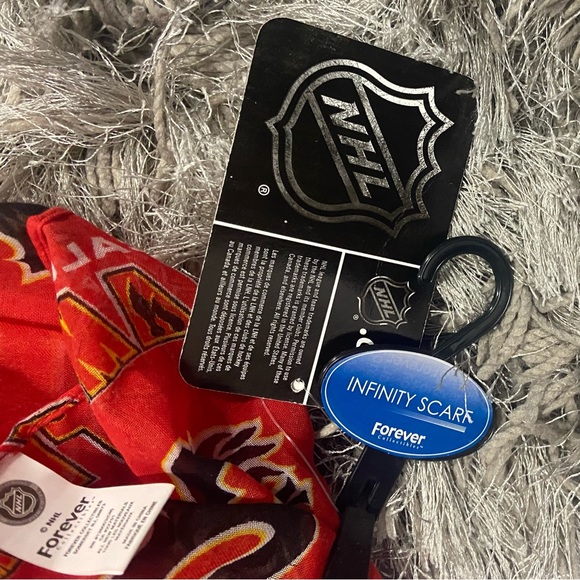 Calgary Flames NHL Red Calgary Flames motifs unisex infinity scarf. NWT. - Picture 2 of 5